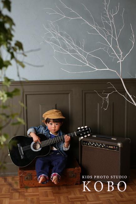 ギターが似合う２歳男の子